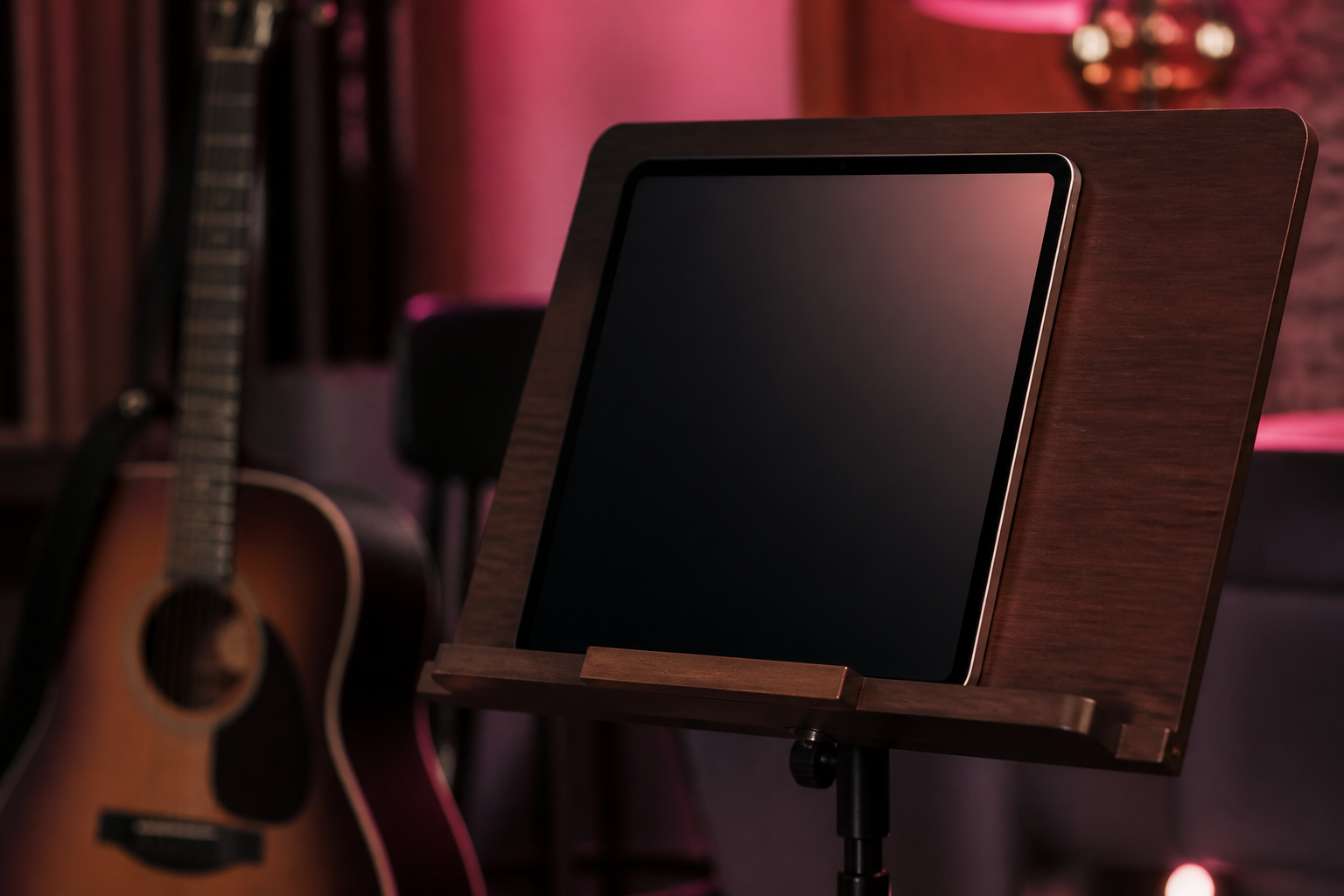 Tablet en atril de ensayo con luz cálida
